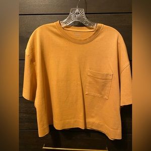 Boxy crop top. Color mustard.